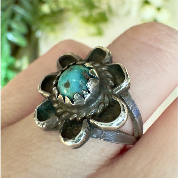 Vintage 925 Genuine Turquoise Flower Ring. Handmade Ring with beautiful design - Picture 10 of 16